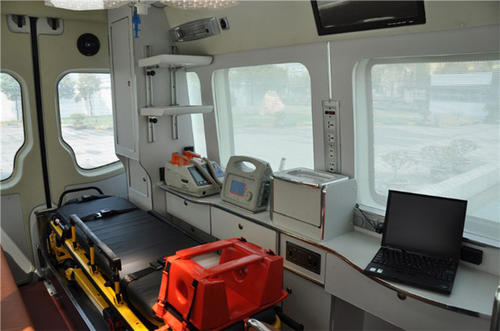 宾县救护车内部